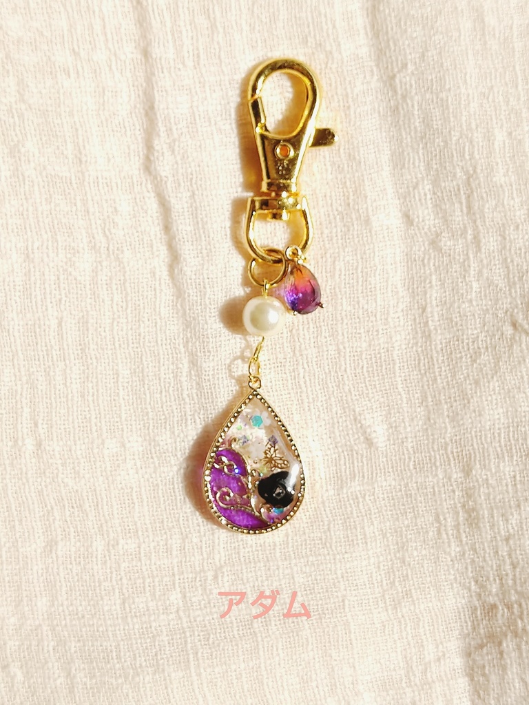 ニーアオートマタ ~唐草模様~大人可愛いレジンキーホルダー