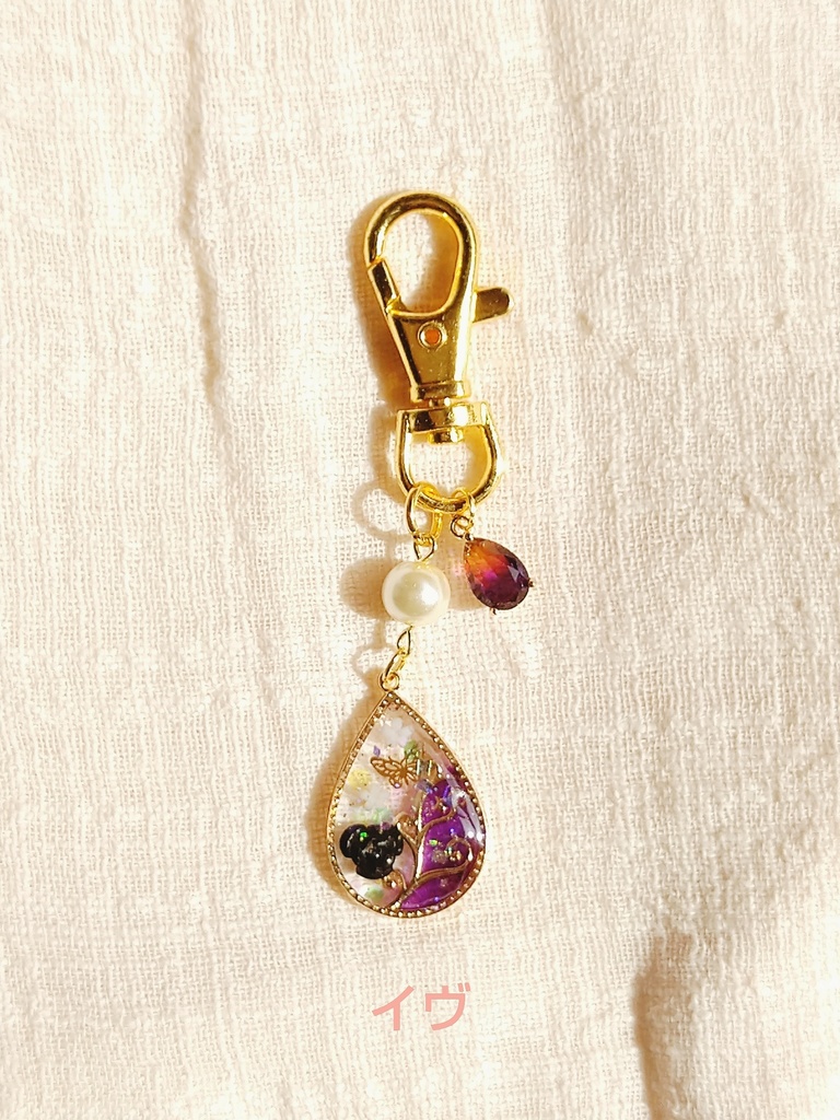 ニーアオートマタ ~唐草模様~大人可愛いレジンキーホルダー