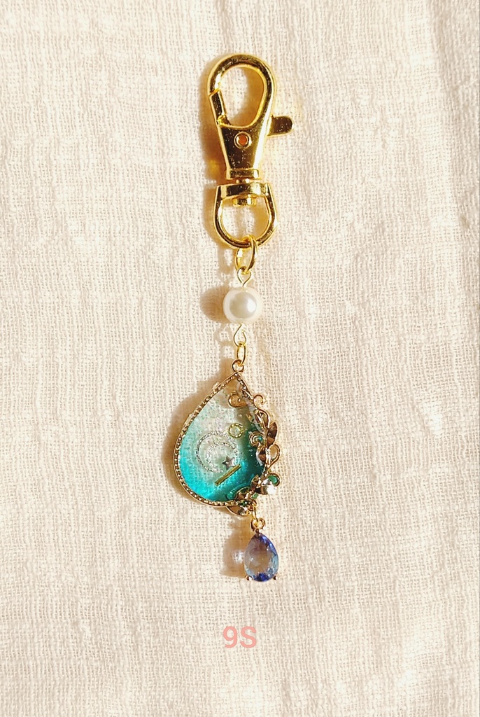 ニーアオートマタ ~唐草模様~大人可愛いレジンキーホルダー