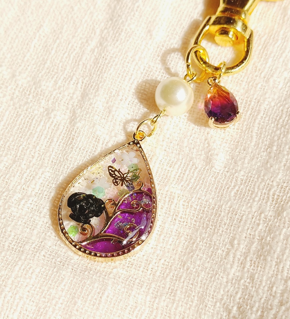 ニーアオートマタ ~唐草模様~大人可愛いレジンキーホルダー