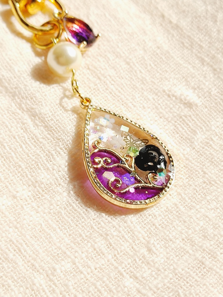 ニーアオートマタ ~唐草模様~大人可愛いレジンキーホルダー