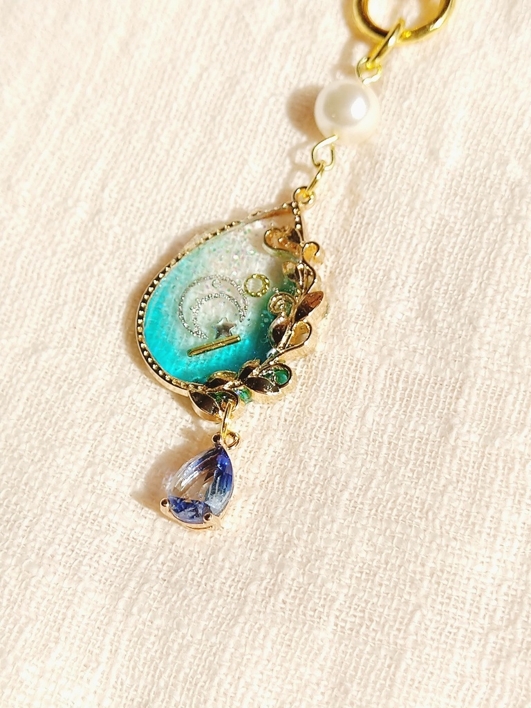 ニーアオートマタ ~唐草模様~大人可愛いレジンキーホルダー