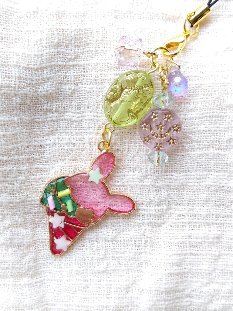 FF女子旅メンバー ゜。レトロカフェで女子会。゜ レジンストラップ