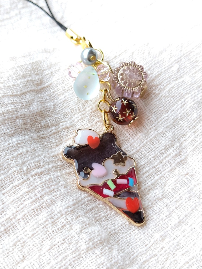 FF女子旅メンバー ゜。レトロカフェで女子会。゜ レジンストラップ