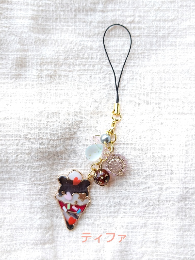 FF女子旅メンバー ゜。レトロカフェで女子会。゜ レジンストラップ