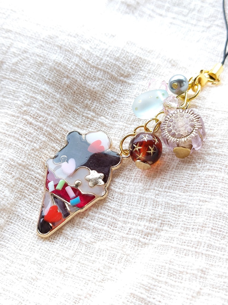 FF女子旅メンバー ゜。レトロカフェで女子会。゜ レジンストラップ