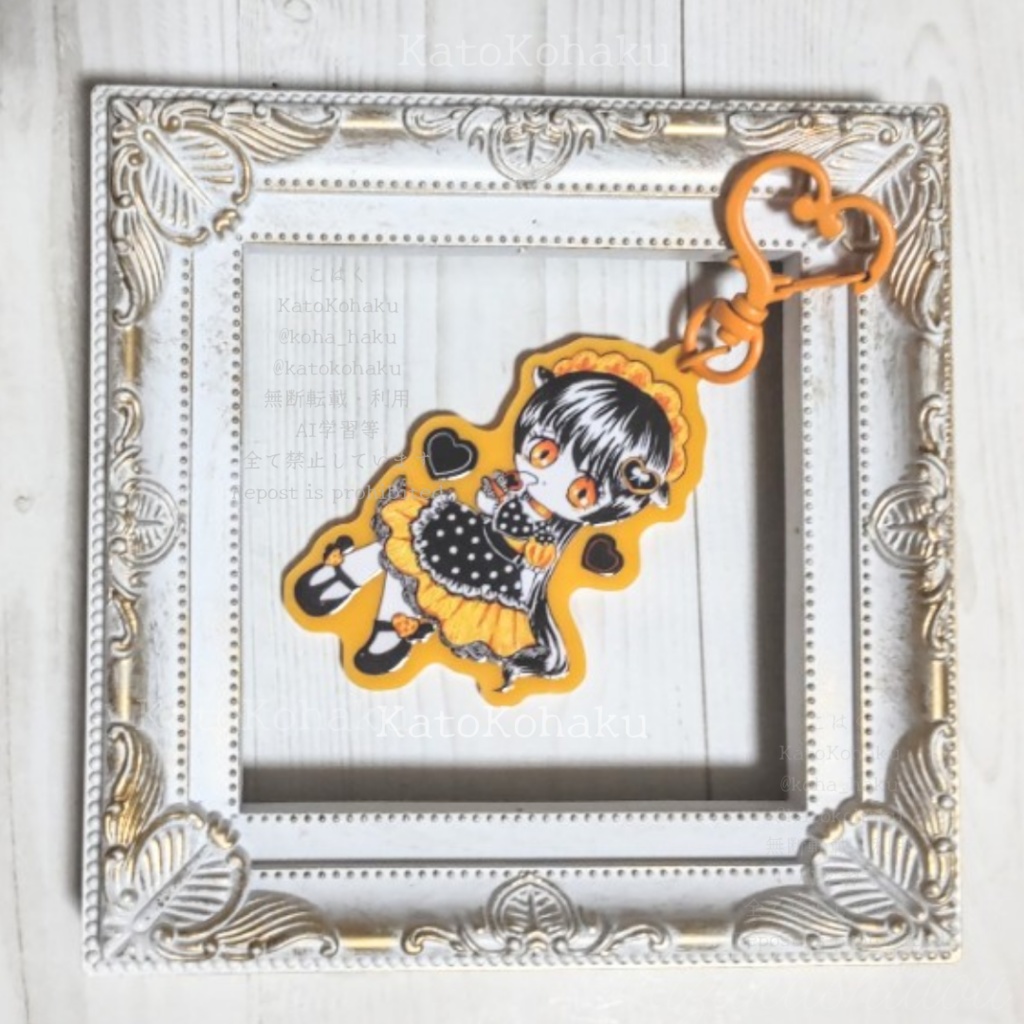 新作✦オレンジ×モノクロアクリルキーホルダー　アナログイラストのミニキャラ柄