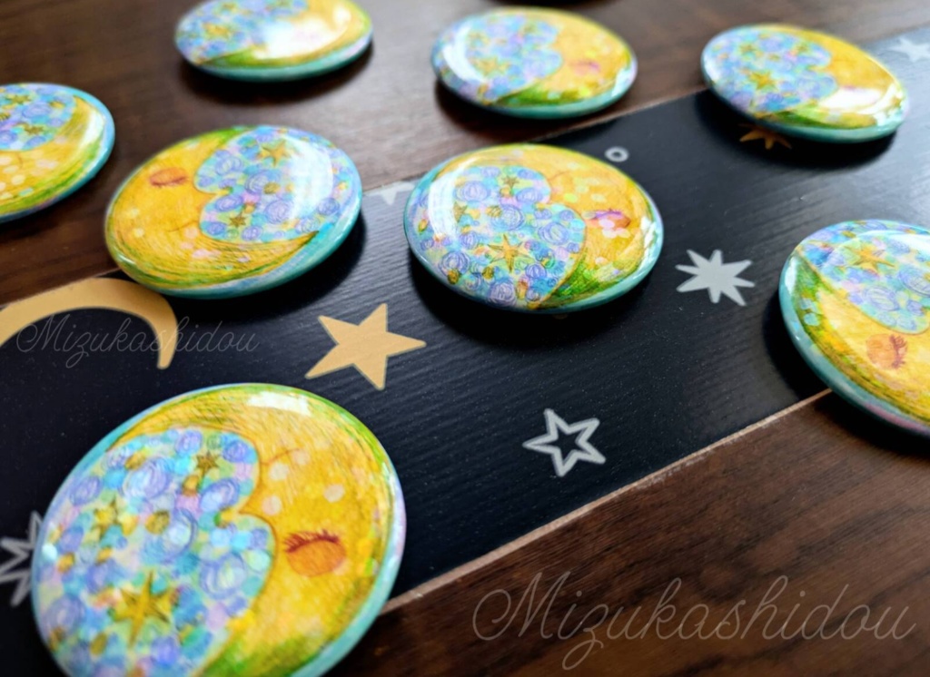 三日月の横顔缶バッジ