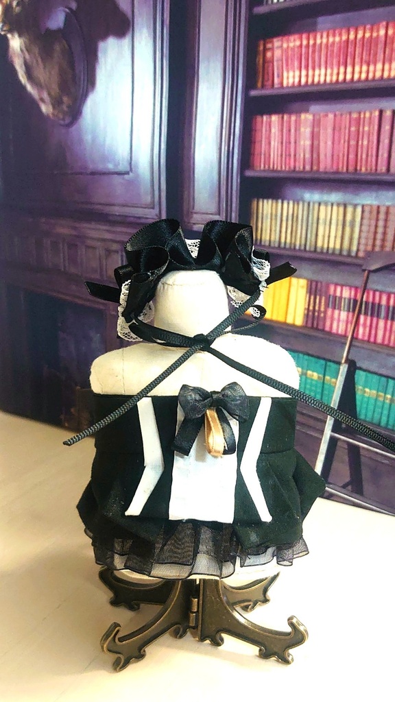 黒のワンピース ヘッドドレス付き