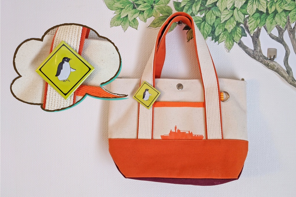 見慣れない標識缶バッジ ペンギン注意 コスモとコメット Booth