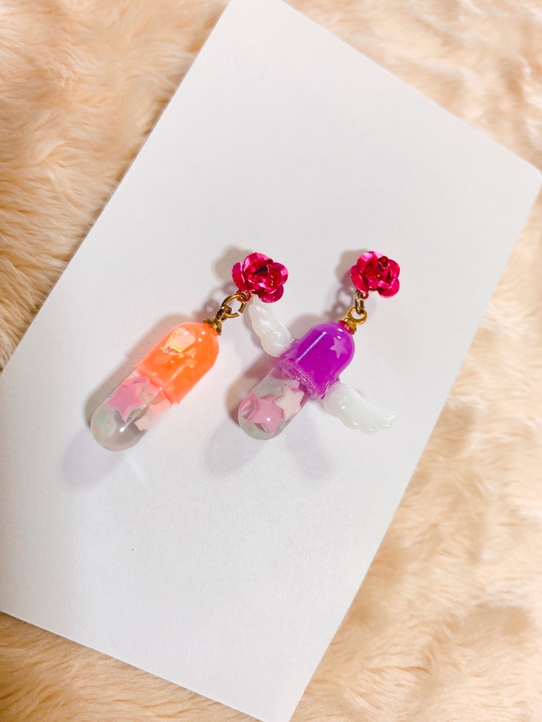 暗闇で光るカプセル  ピアス ②