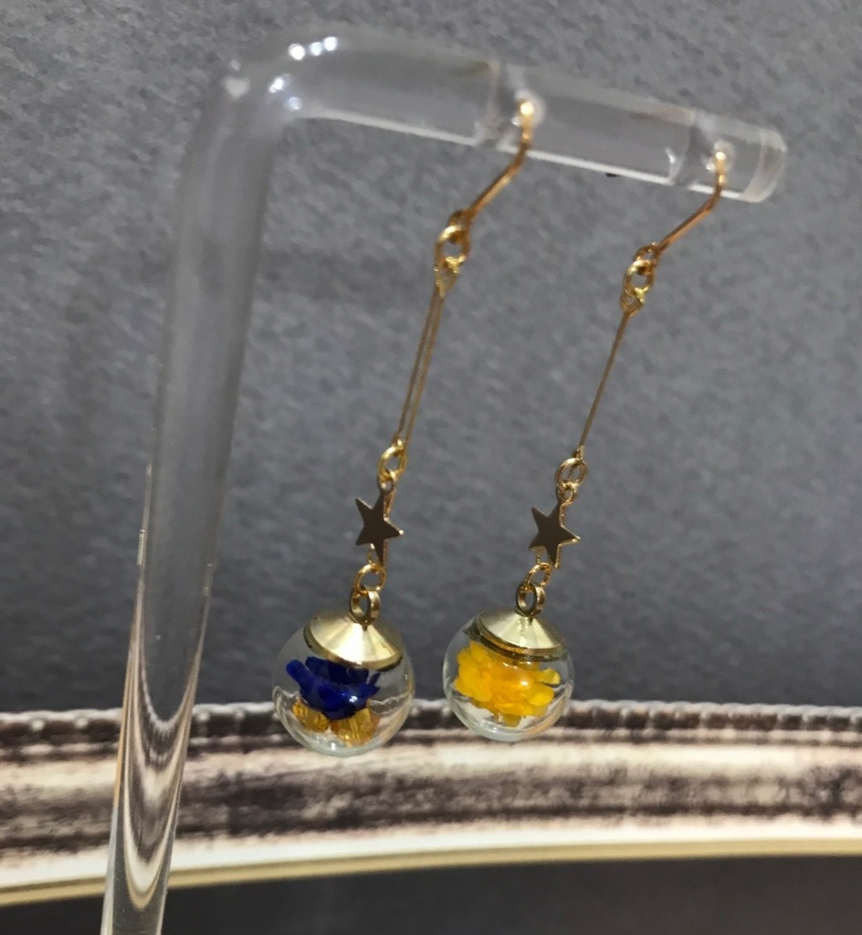ドライフラワーとスワロフスキーを閉じ込めた星のピアス