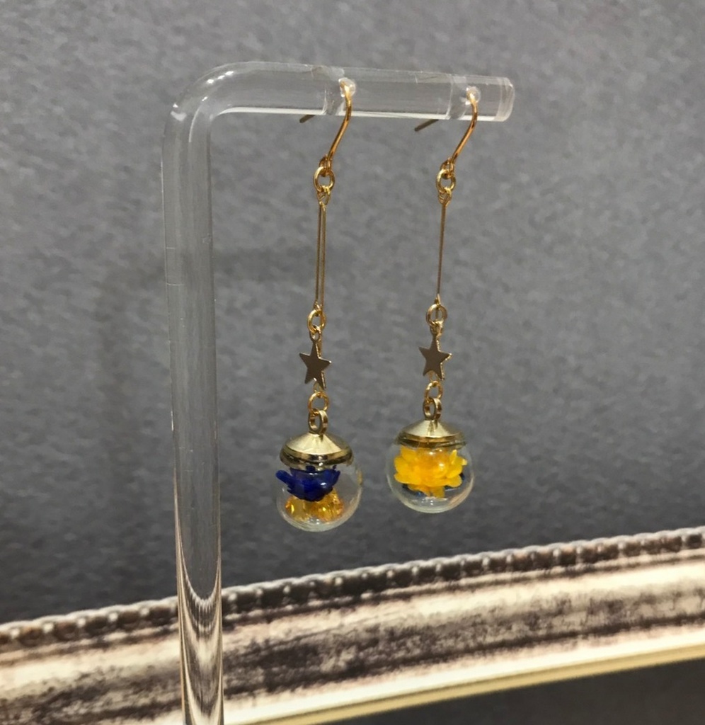 ドライフラワーとスワロフスキーを閉じ込めた星のピアス