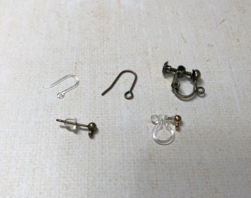 ドライフラワーとスワロフスキーを閉じ込めた星のピアス