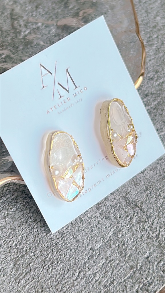 【ブロッサムグレイス】優美なピンクシェルと煌めくレジンピアス