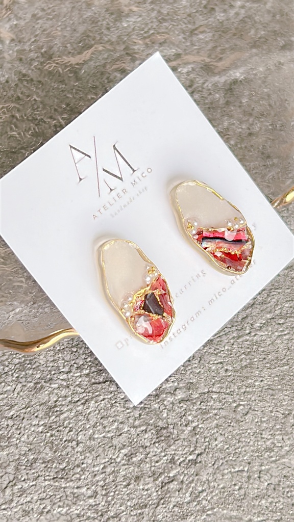【ルージュグレイス】赤いシェルと煌めくレジンのピアス