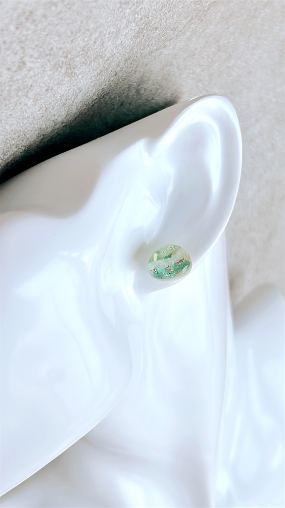 【エメラルドフィズ】ピアス 爽やかな泡が弾ける、涼やかな輝き