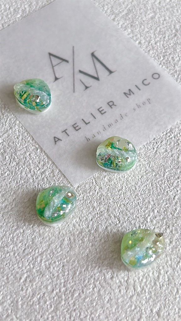 【エメラルドフィズ】ピアス 爽やかな泡が弾ける、涼やかな輝き