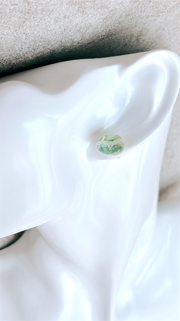 【エメラルドフィズ】ピアス 爽やかな泡が弾ける、涼やかな輝き