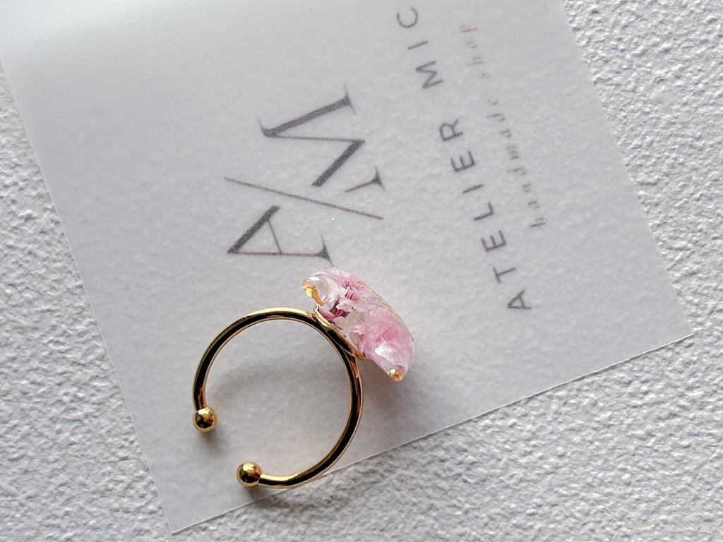 猫ちゃんモチーフかすみそうのレジンリングピンク