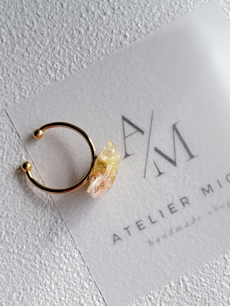 猫ちゃんモチーフかすみそうのレジンリングイエロー