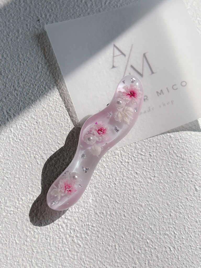やさしい春色*ピンクのかすみ草レジンヘアクリップ