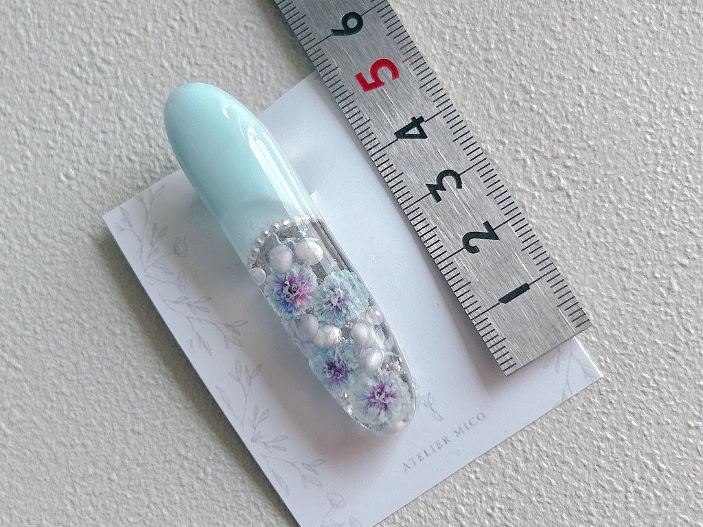 青空を閉じ込めた、かすみ草のレジンヘアクリップ