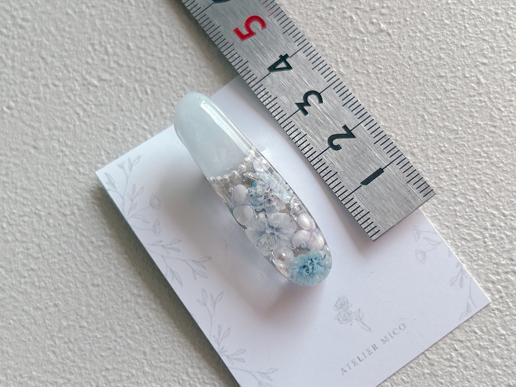 青空を閉じ込めた、かすみ草のレジンヘアクリップ