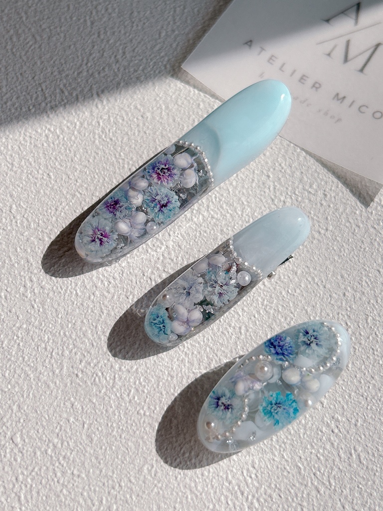 青空を閉じ込めた、かすみ草のレジンヘアクリップ