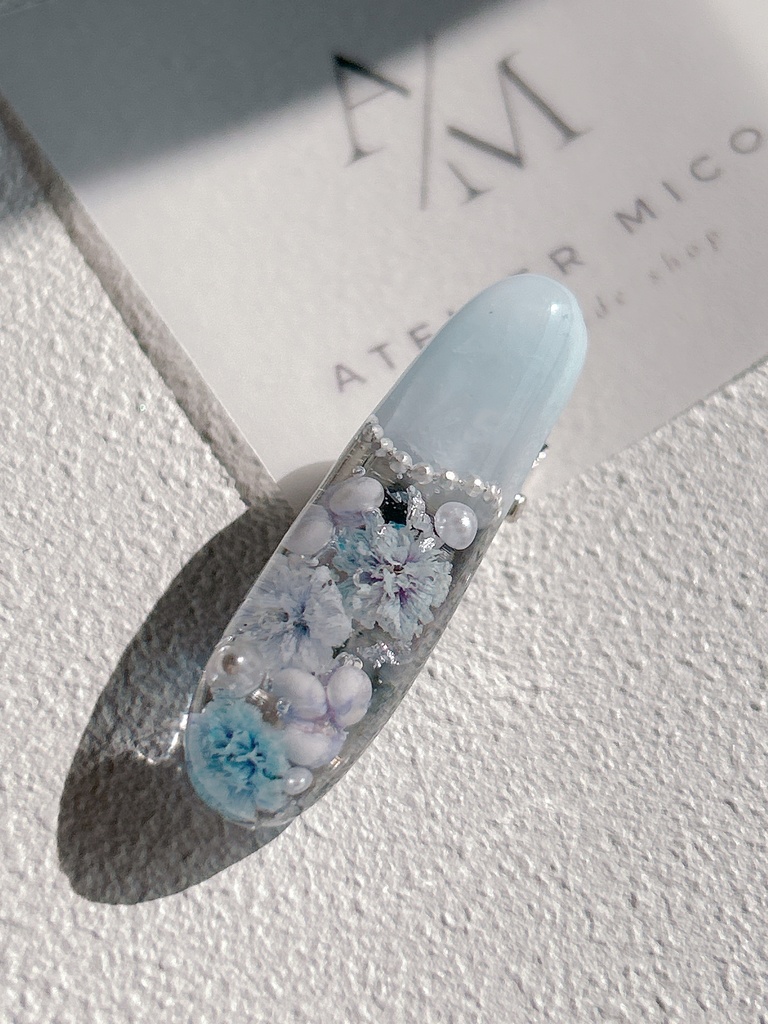 青空を閉じ込めた、かすみ草のレジンヘアクリップ