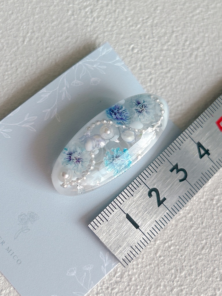 青空を閉じ込めた、かすみ草のレジンヘアクリップ