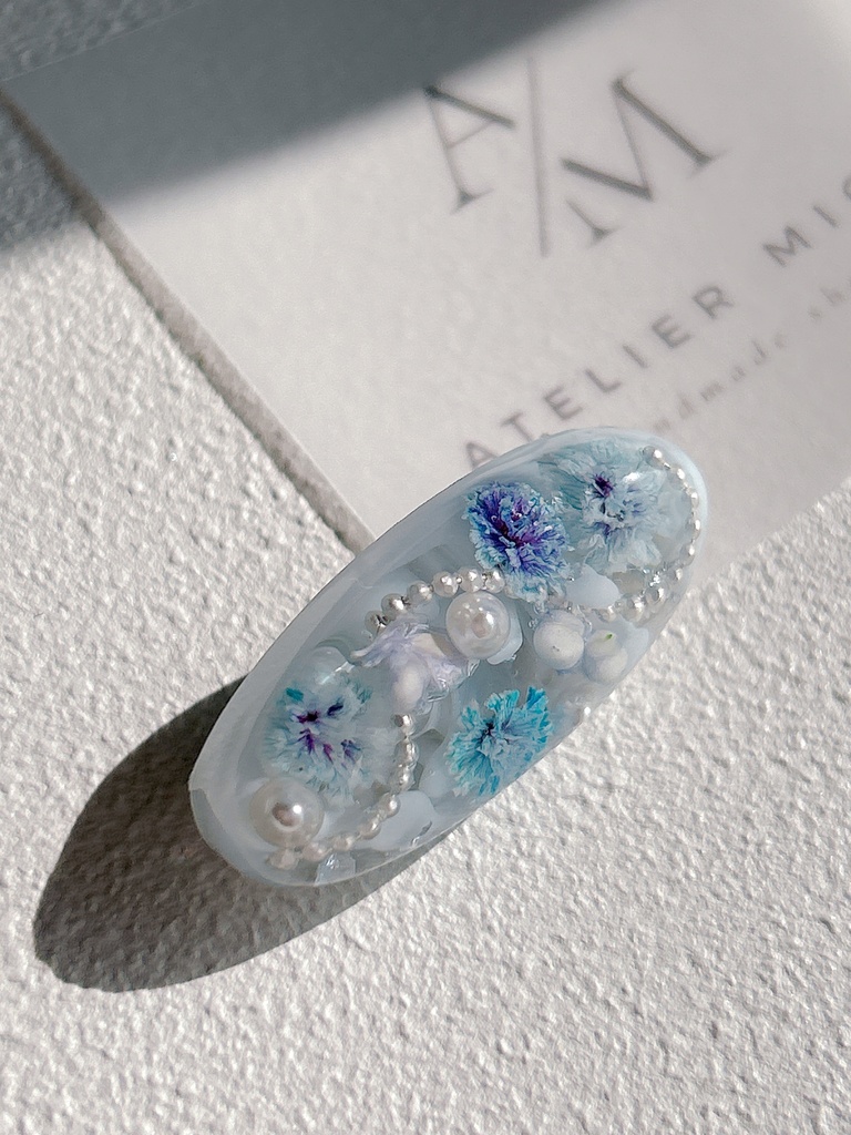 青空を閉じ込めた、かすみ草のレジンヘアクリップ