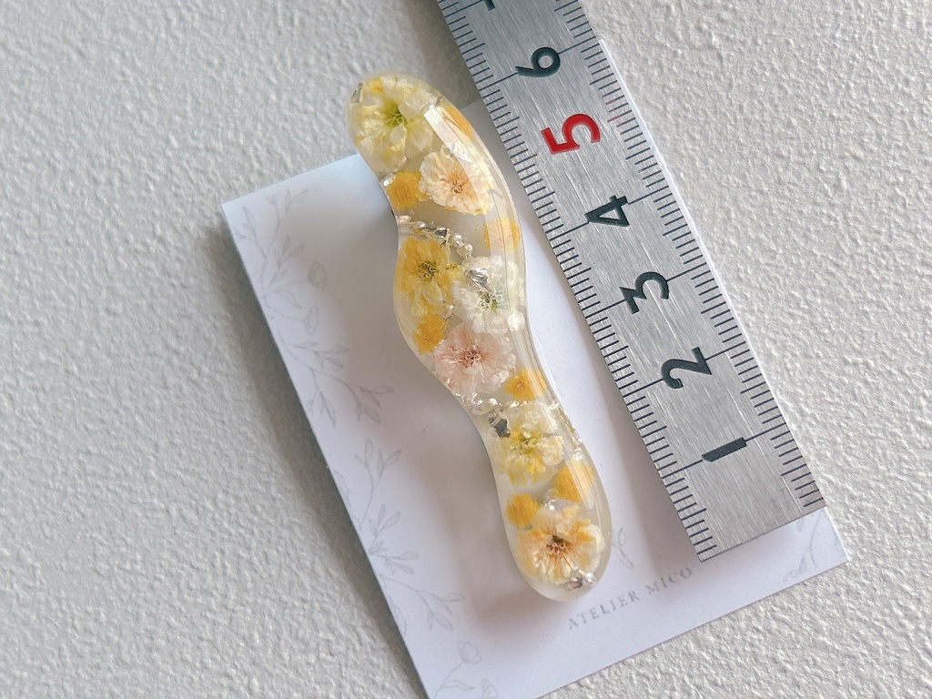 春の陽だまりを贅沢に閉じ込めたかすみそうのヘアクリップ