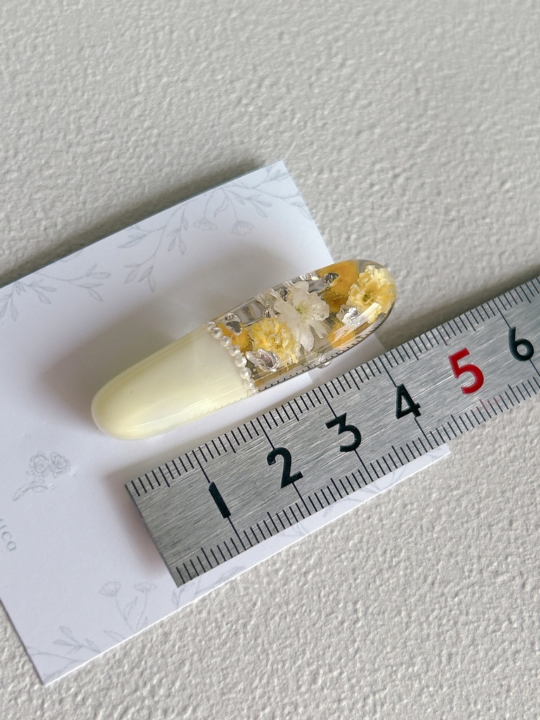 春の陽だまりを閉じ込めたかすみそうのレジンヘアクリップ