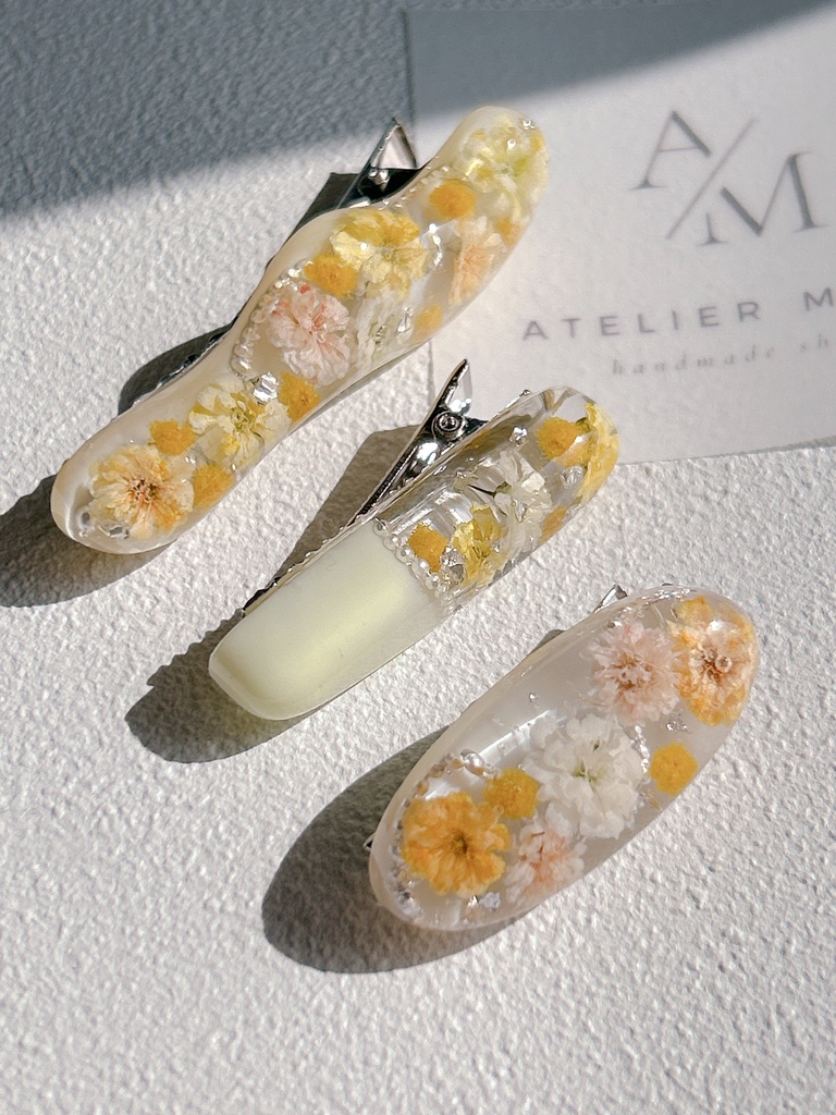 春の陽だまりを閉じ込めたかすみそうのレジンヘアクリップ