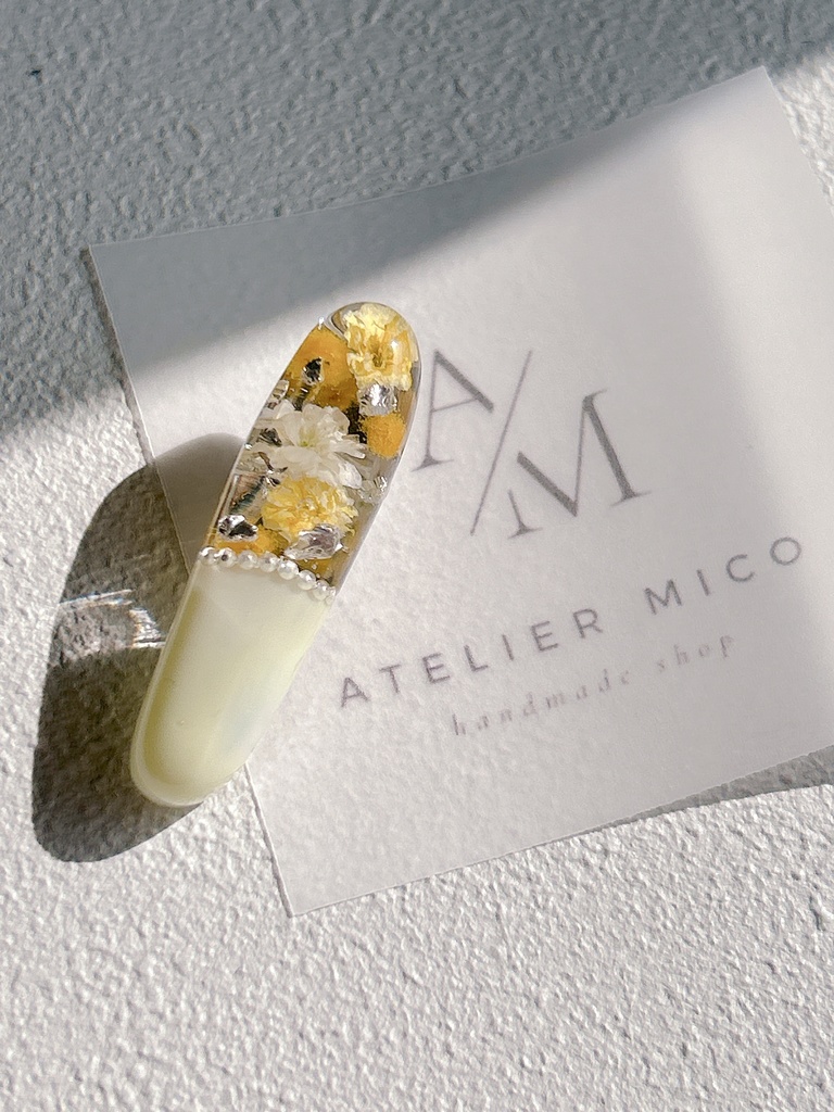 春の陽だまりを閉じ込めたかすみそうのレジンヘアクリップ