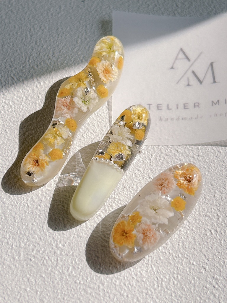 春の陽だまりを閉じ込めたかすみそうのレジンヘアピン