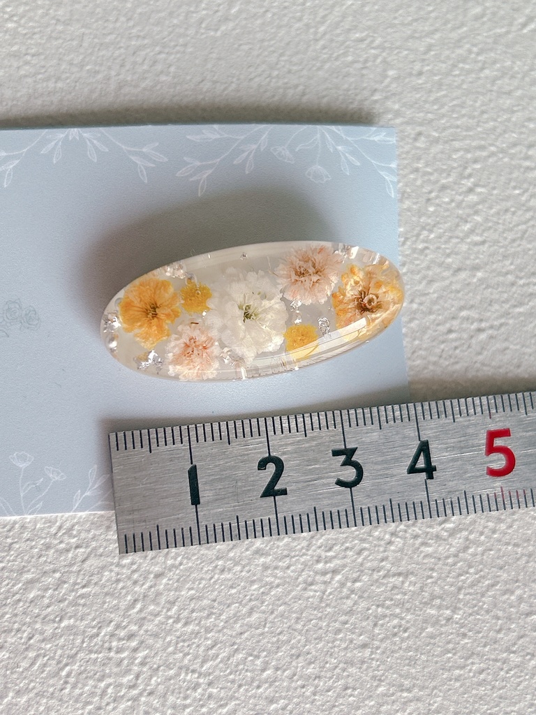 春の陽だまりを閉じ込めたかすみそうのレジンヘアピン