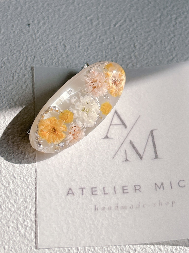 春の陽だまりを閉じ込めたかすみそうのレジンヘアピン