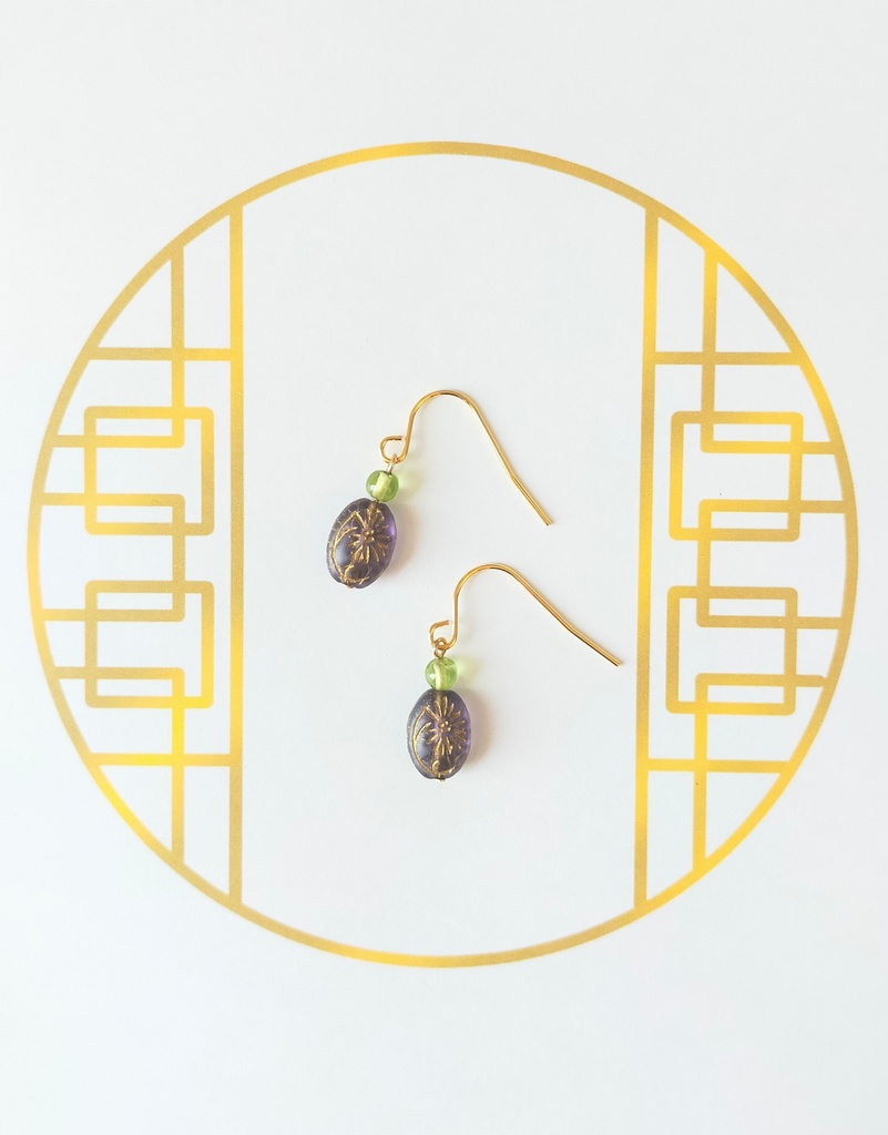 チェコビーズとペリドットの壬猫耳飾り(イヤリング変更可能)