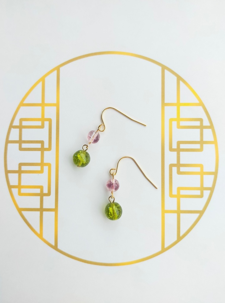 壬猫クラッシュビーズの耳飾り(イヤリングに変更可能)