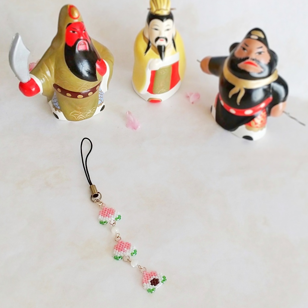 桃饅頭の「桃園結義」ストラップ