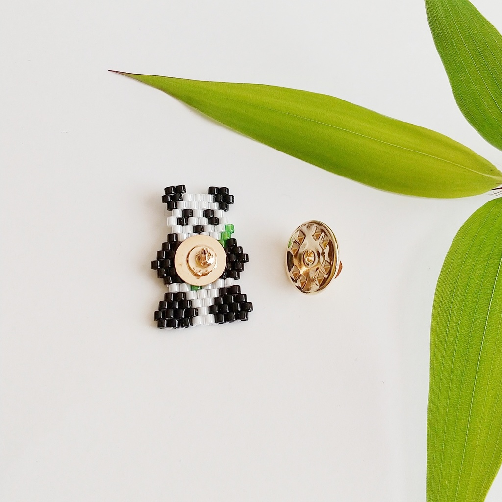 「女の子とパンダ」 ピンバッジ