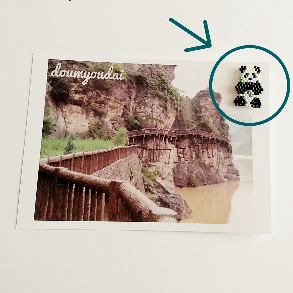 「女の子とパンダ」 ピンバッジ