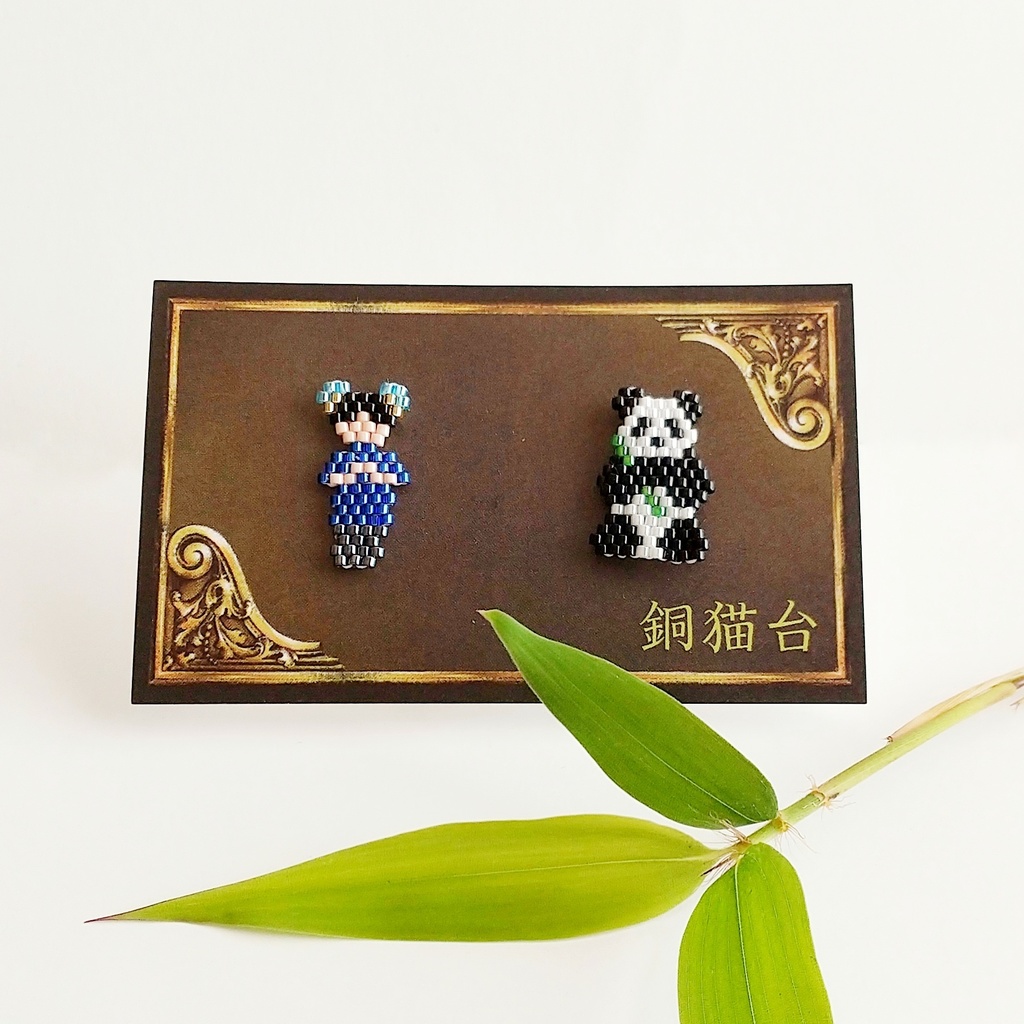 「女の子とパンダ」 ピンバッジ