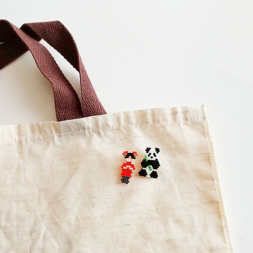 「女の子とパンダ」 ピンバッジ