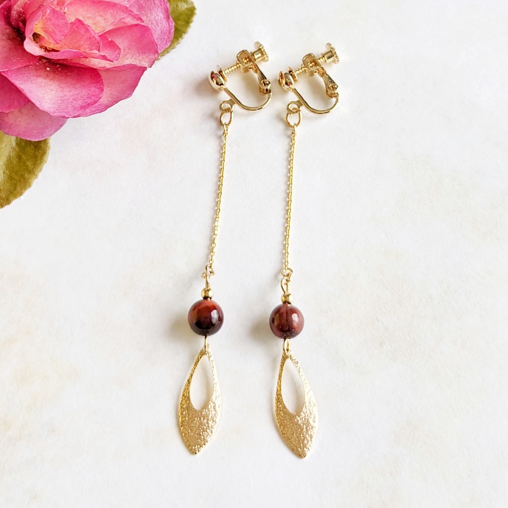 揺れる赤虎目石の耳飾り