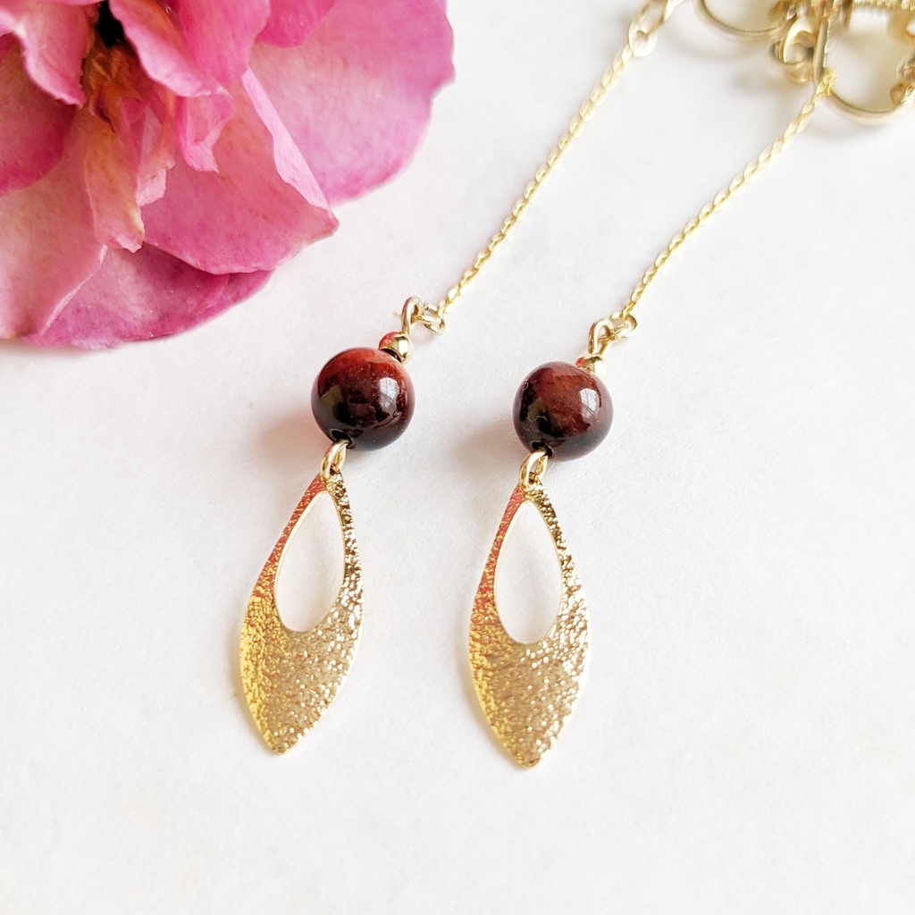 揺れる赤虎目石の耳飾り
