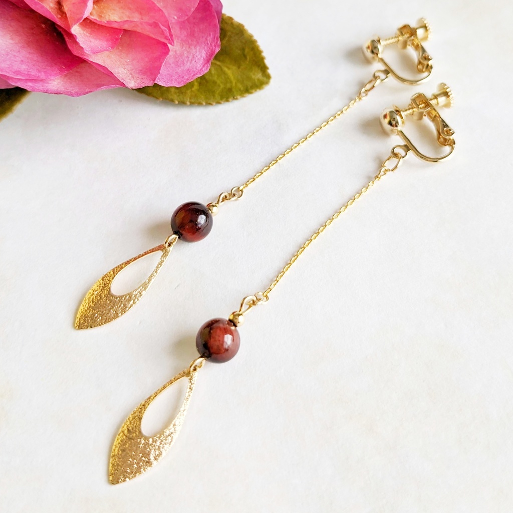 揺れる赤虎目石の耳飾り