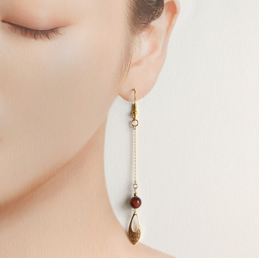 揺れる赤虎目石の耳飾り